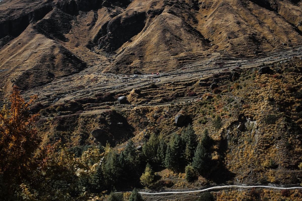 Autumn colours near Badrinath, the best time for Char Dham Yatra views