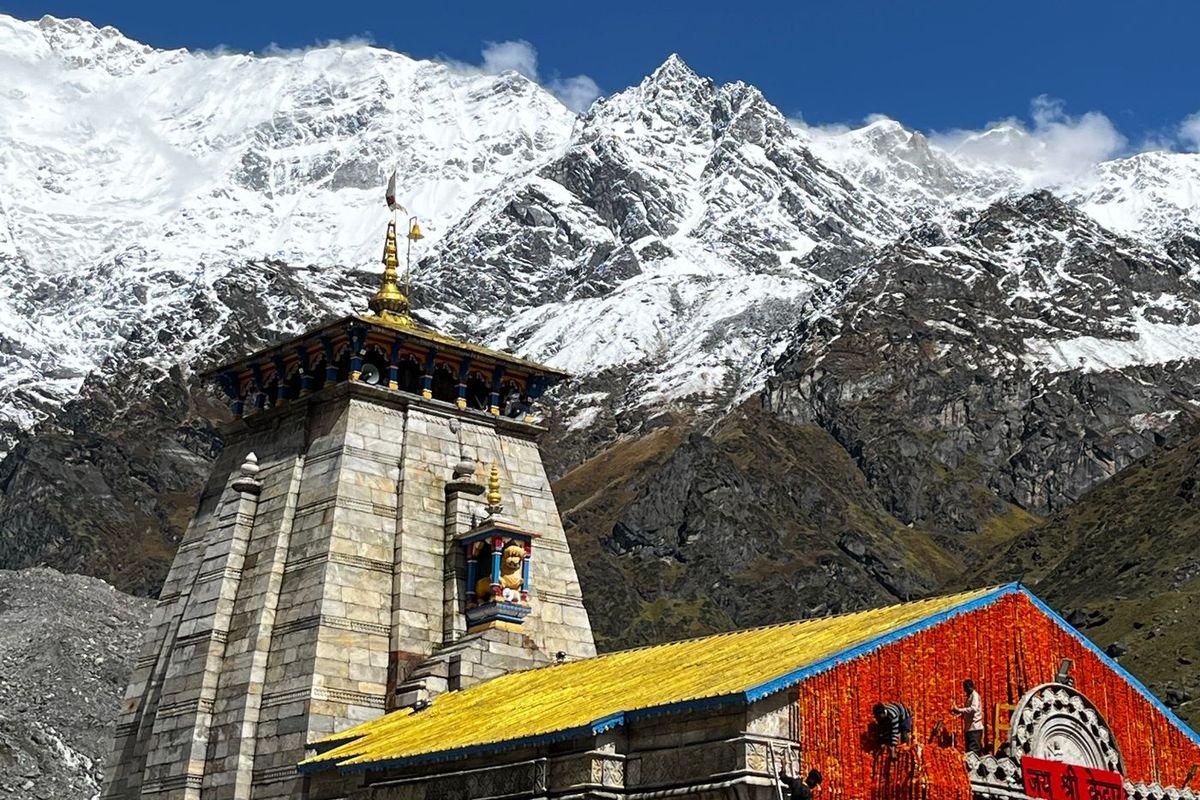 Kedarnath temple Char Dham photos with snow mountains behind