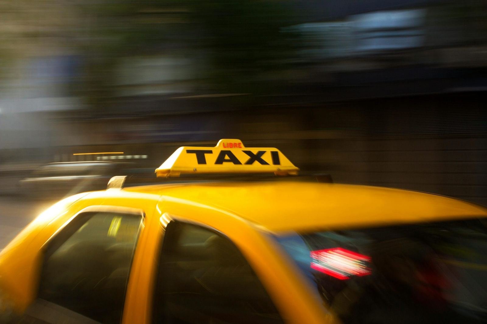 Why a Professional Taxi Service in Noida Is Safer Than Ride-Sharing Apps
